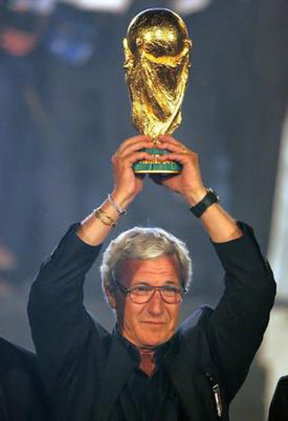 Mondiale 2006 (256).jpg - Italy's national soccer team coach Marcello Lippi holds the World Cup 2006 trophy during a celebration at the Circus Maximus in downtown Rome in this July 10, 2006 file photo. Lippi has resigned, a press officer for the Italian Football Federation (FIGC) said on Wednesday.   REUTERS/Max Rossi/Files  (ITALY)